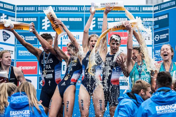 Das Quartett aus Frankreich bejubelt in Hamburg den WM-Titel im Triathlon Mixed Relay