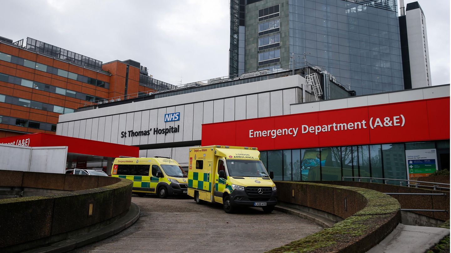 Krankenwagen vor dem St. Thomas' Hospital in London