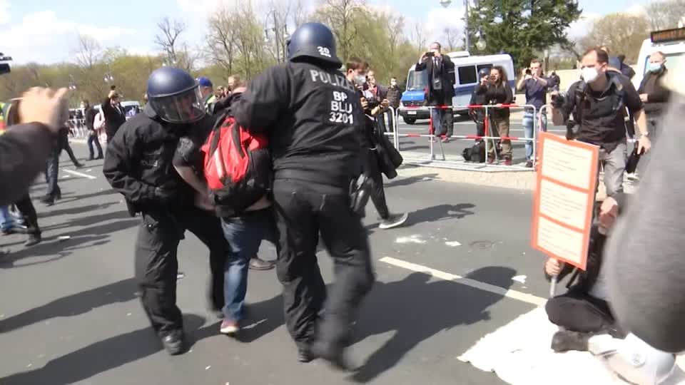 Proteste in der Hauptstadt: Polizei löst Demonstration von Infektionsschutzgegnern auf – Flaschenwürfe und Pfefferspray-Einsatz