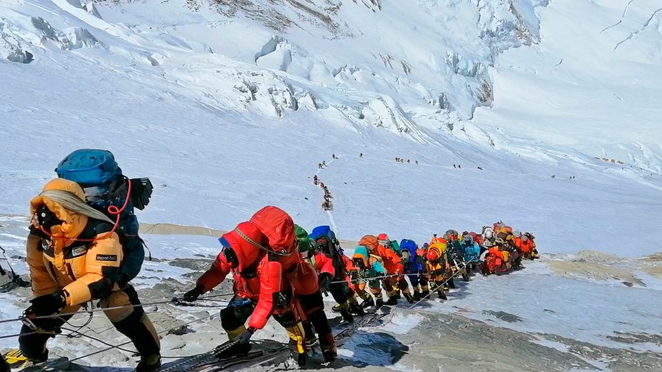 Trotzdem Pandemie erklimmen dieses Jahr so viele Bergsteiger wie noch den Mount Everest.