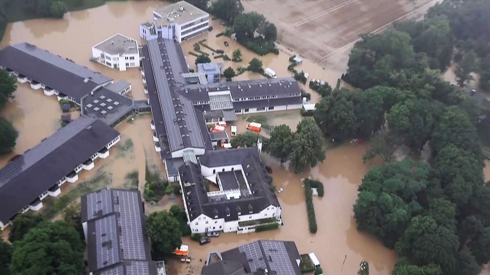 Hochwasser in Deutschland: Helikopter-Aufnahmen zeigen Ausmaß der Überschwemmungen