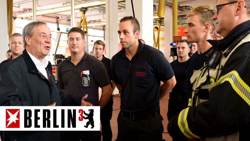 CDU-Kanzlerkandidat Armin Laschet im Gespräch mit Feuerwehrleuten in Hagen