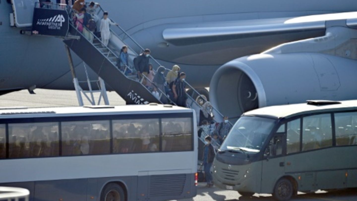 Gerettete bei der Ankunft an belgischem Militärflughafen