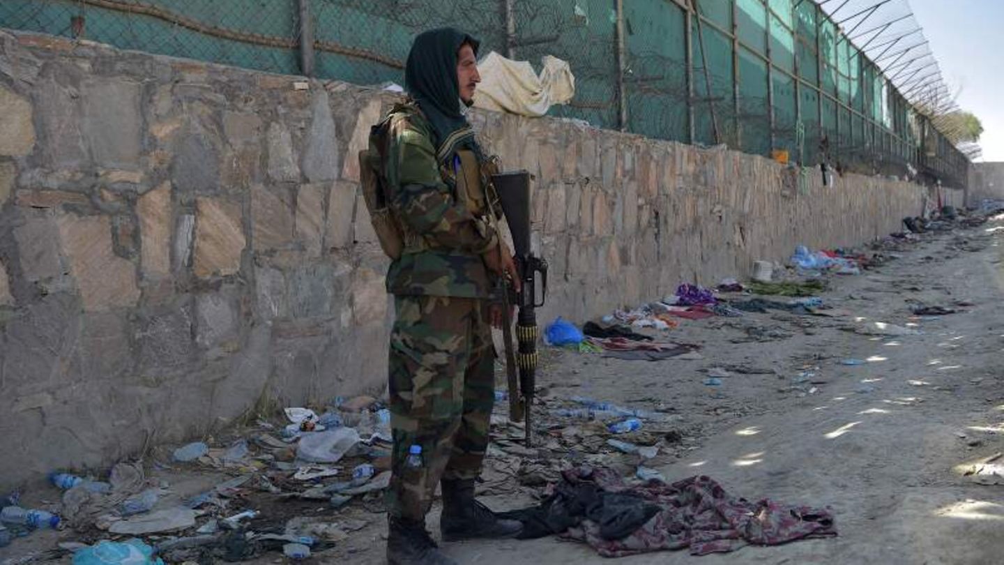 Lage in Kabul: Taliban behaupten, mehrere Flughafen-Gates ...