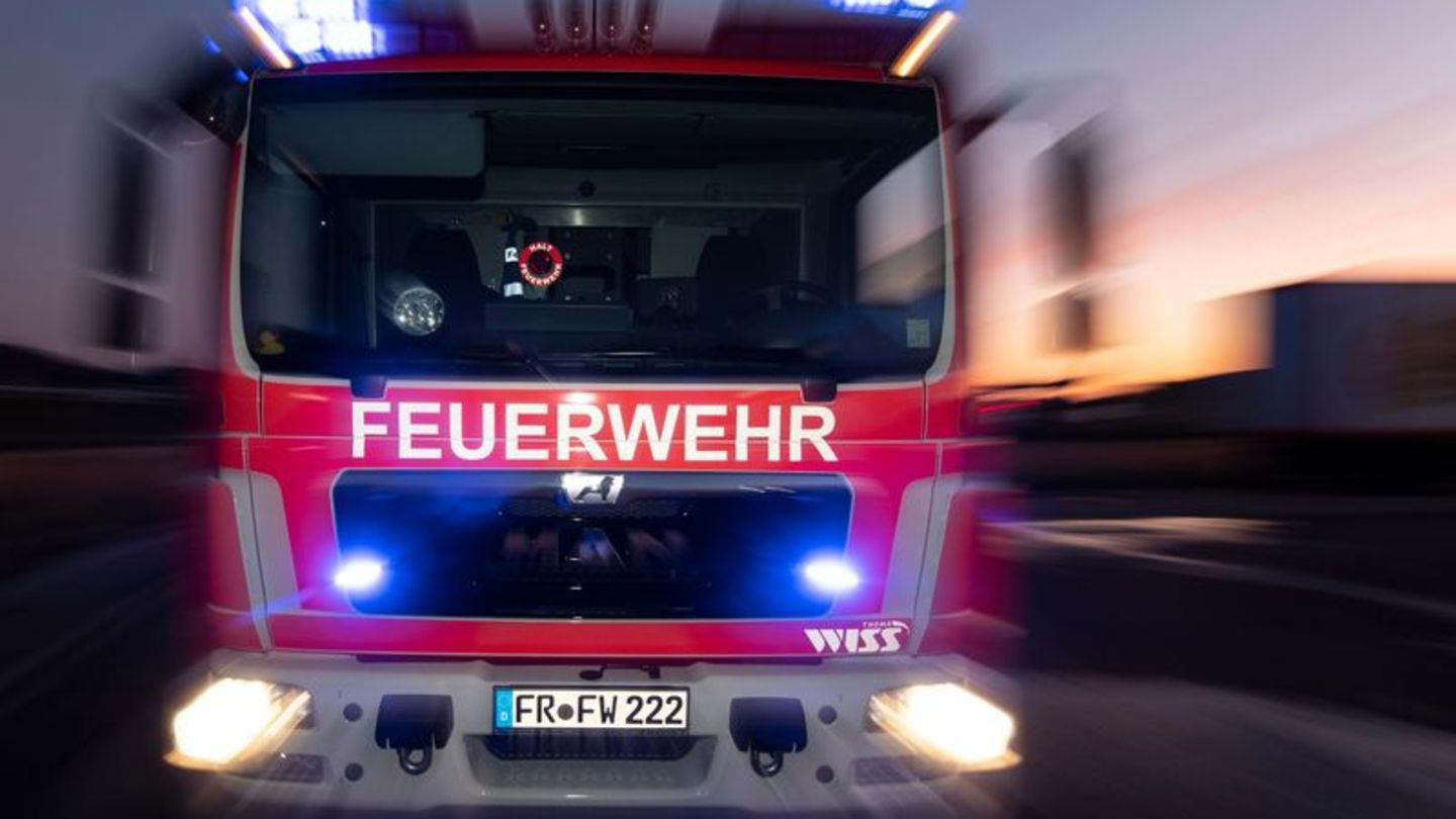 Feuerwehrfahrzeug im Sonnenuntergang