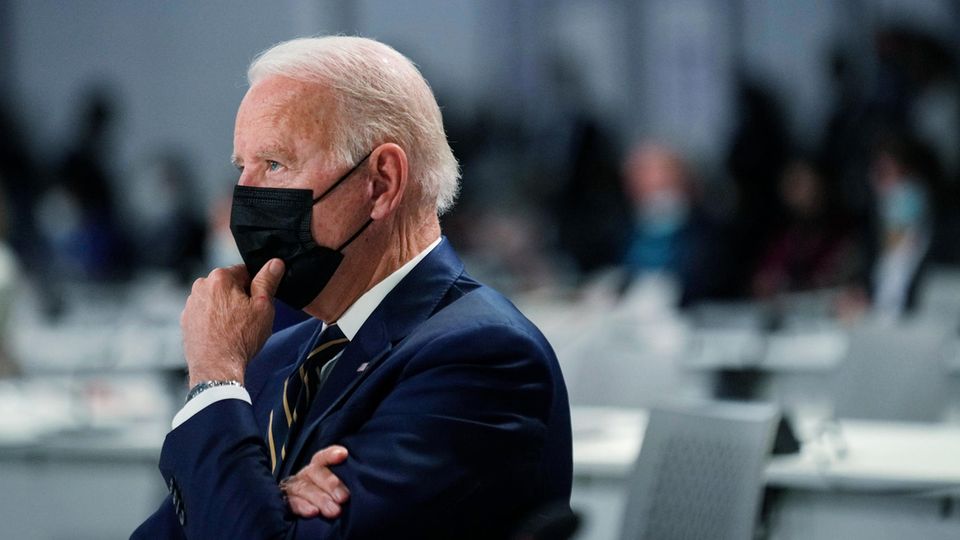 Joe Biden hört einer Rede auf dem Klimagipfel in Glasgow zu