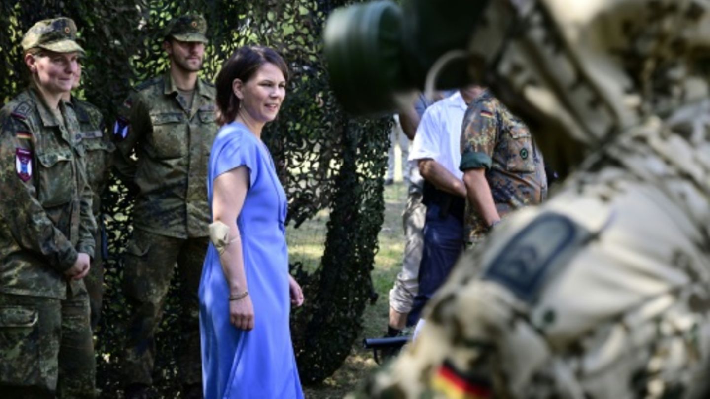 Baerbock bei einem Bundeswehr-Besuch