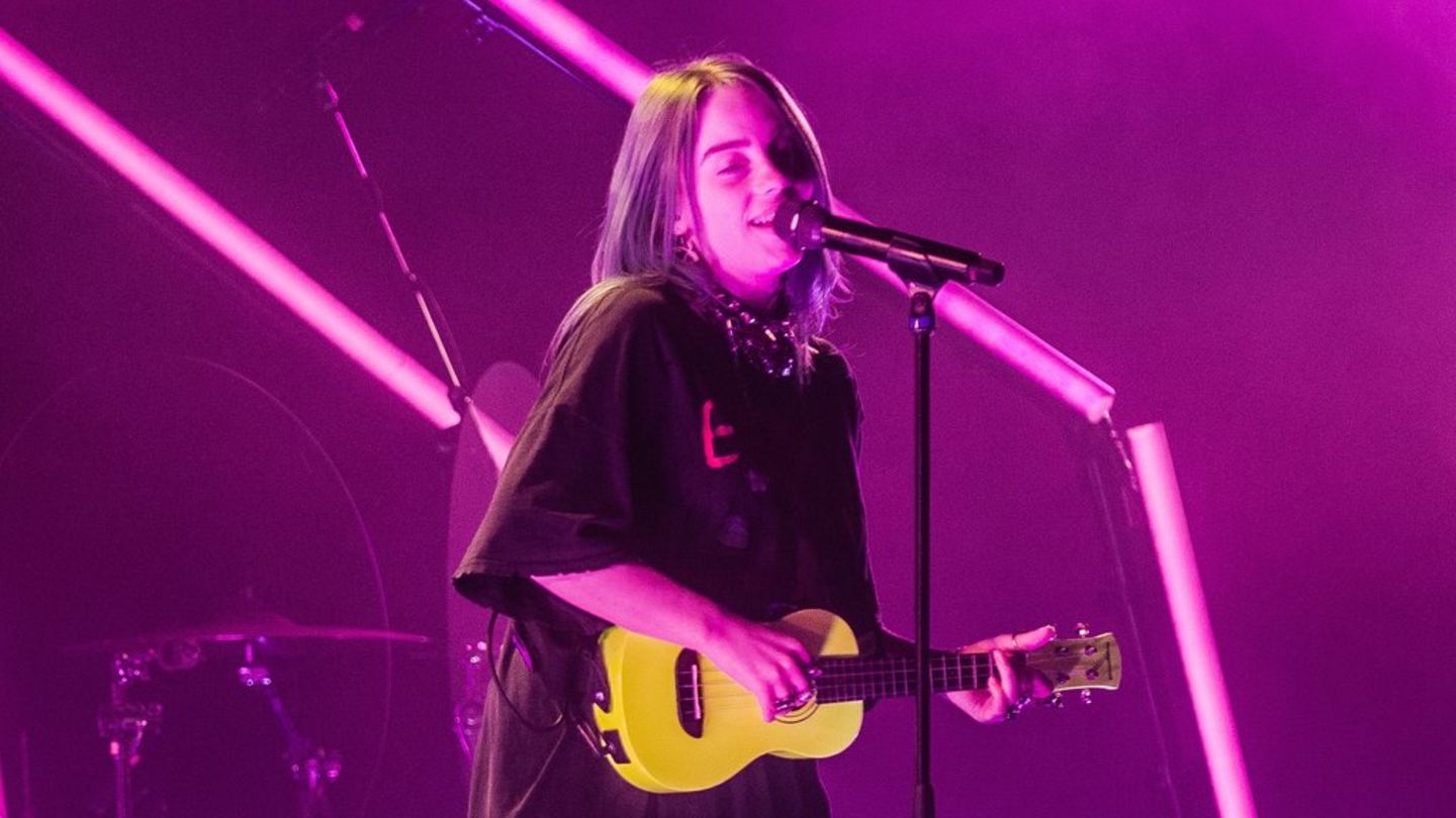 Billie Eilish feiert das Jubiläum ihres zweiten Studioalbums "Happier Than Ever".