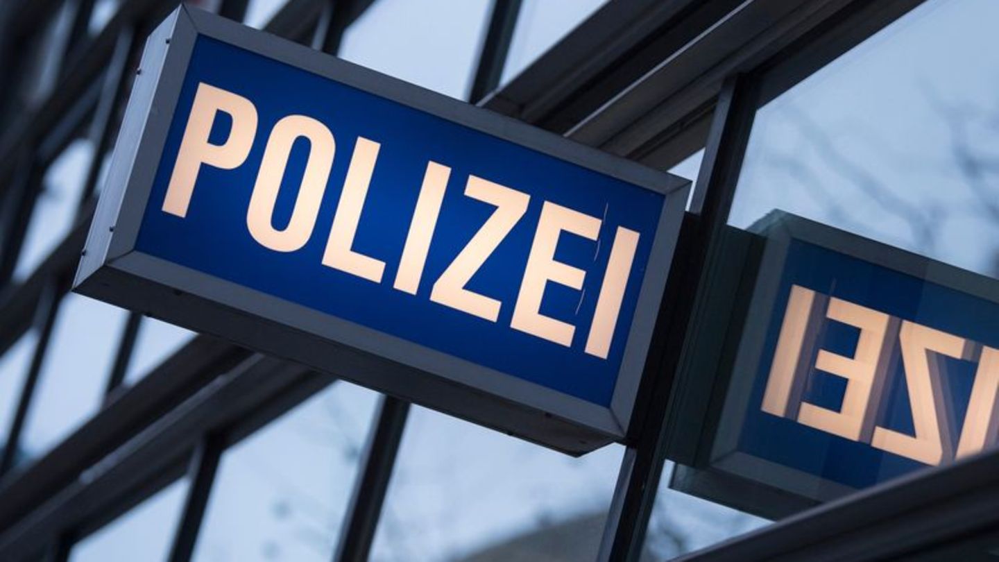 Der Schriftzug "Polizei" an einem Polizeirevier. Foto: Boris Roessler/dpa/Symbolbild