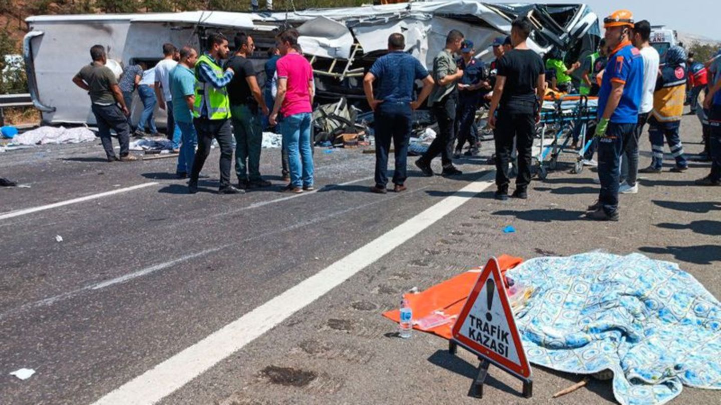 Nach einem Unfall auf einer Autobahn in Gaziantep sorgte ein Passagierbus für ein weiteres Unglück. Foto: Uncredited/IHA/dpa