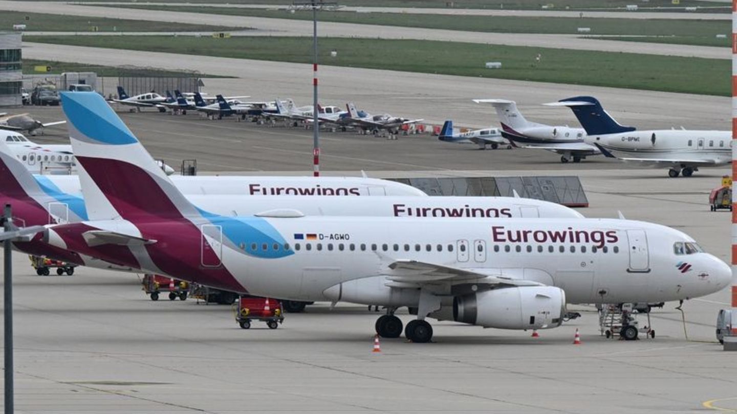 Maschinen der Fluggesellschaft Eurowings geparkt auf dem Vorfeld. Foto: Bernd Weißbrod/dpa/Archivbild