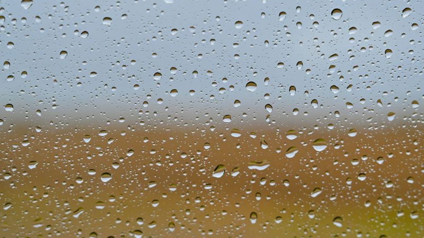 Wassertropfen sind an einer Autoscheibe nach einem Regenschauer zu sehen. Foto: Patrick Pleul/dpa-Zentralbild/ZB/Symbolbild