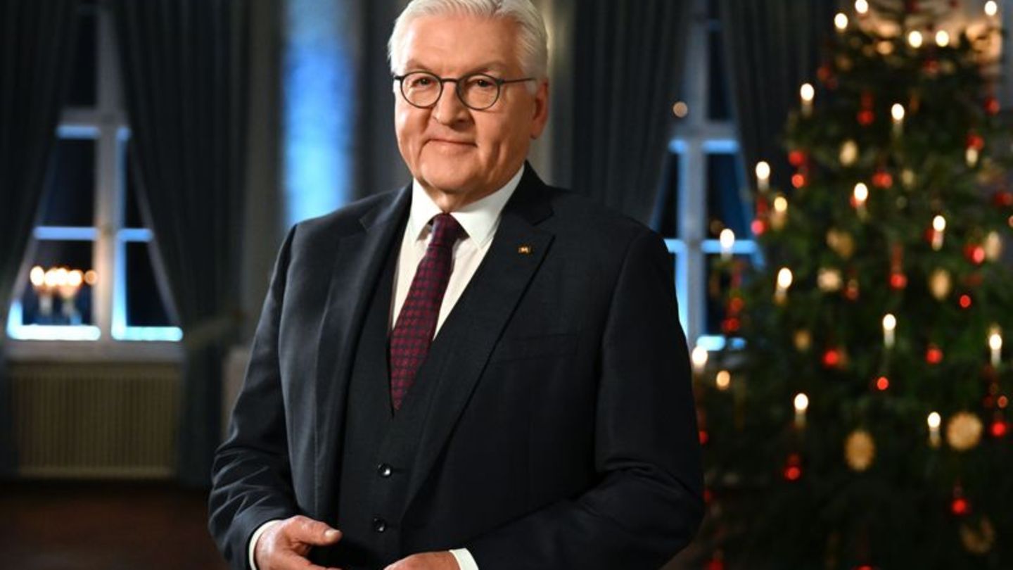 Bundespräsident Frank-Walter Steinmeier bei der Aufnahme seiner Weihnachtsansprache 2022 im Schloss Bellevue. Foto: Tobias Schwa