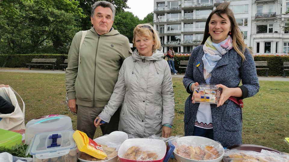 Ewgenia und ihre Eltern sammeln Spenden an der Alster