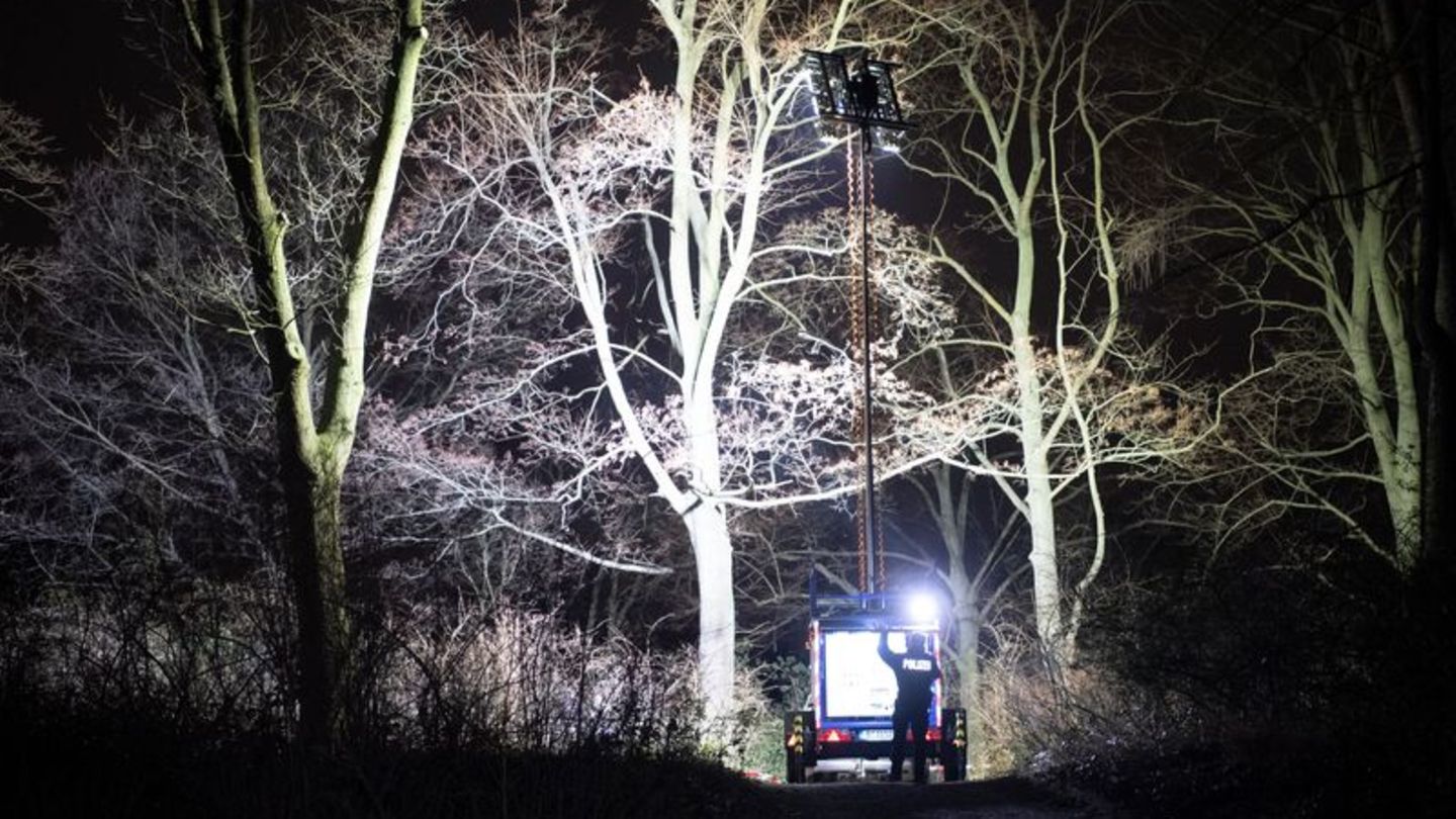 Polizisten beleuchten im Dunkeln einen Ort an einem Park in Pankow. Das vermisste vierjährige Mädchen aus Berlin ist tot. Es sei