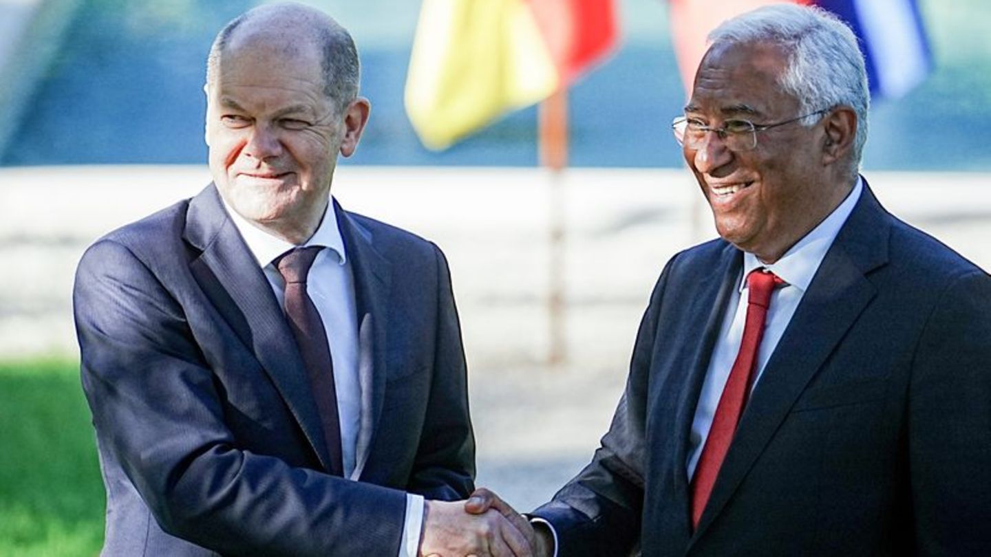 Bundeskanzler Olaf Scholz (l, SPD) und Antonio Costa, Ministerpräsident von Portugal, stehen in der Hauptstadt Lissabon nach der