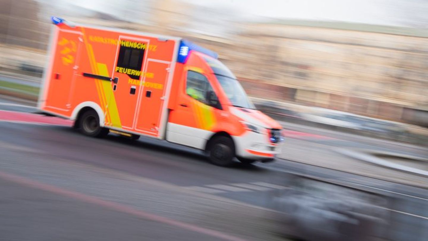 Ein Rettungswagen fährt mit Blaulicht zu einem Einsatz. Foto: Julian Stratenschulte/dpa/Symbolbild