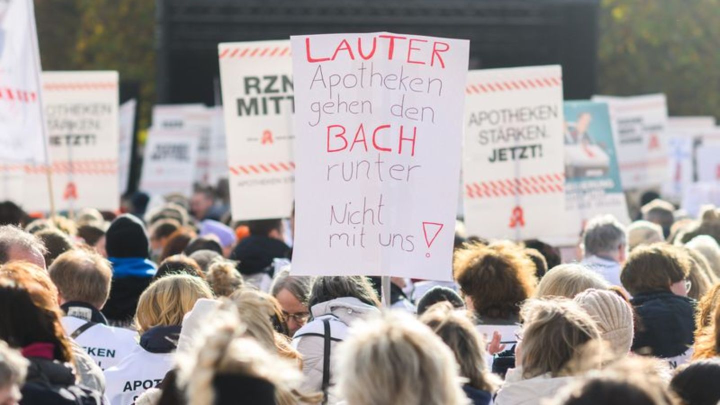Mit geschlossenen Apotheken in ganz Norddeutschland und einer zentralen Kundgebung in Hannover protestieren Apotheker gegen Eins