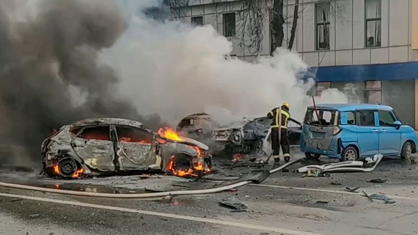 Feuerwehrleute löschen in Belgorod brennende Autos. Foto: Russia Emergency Situations Ministry telegram channel/AP/dpa