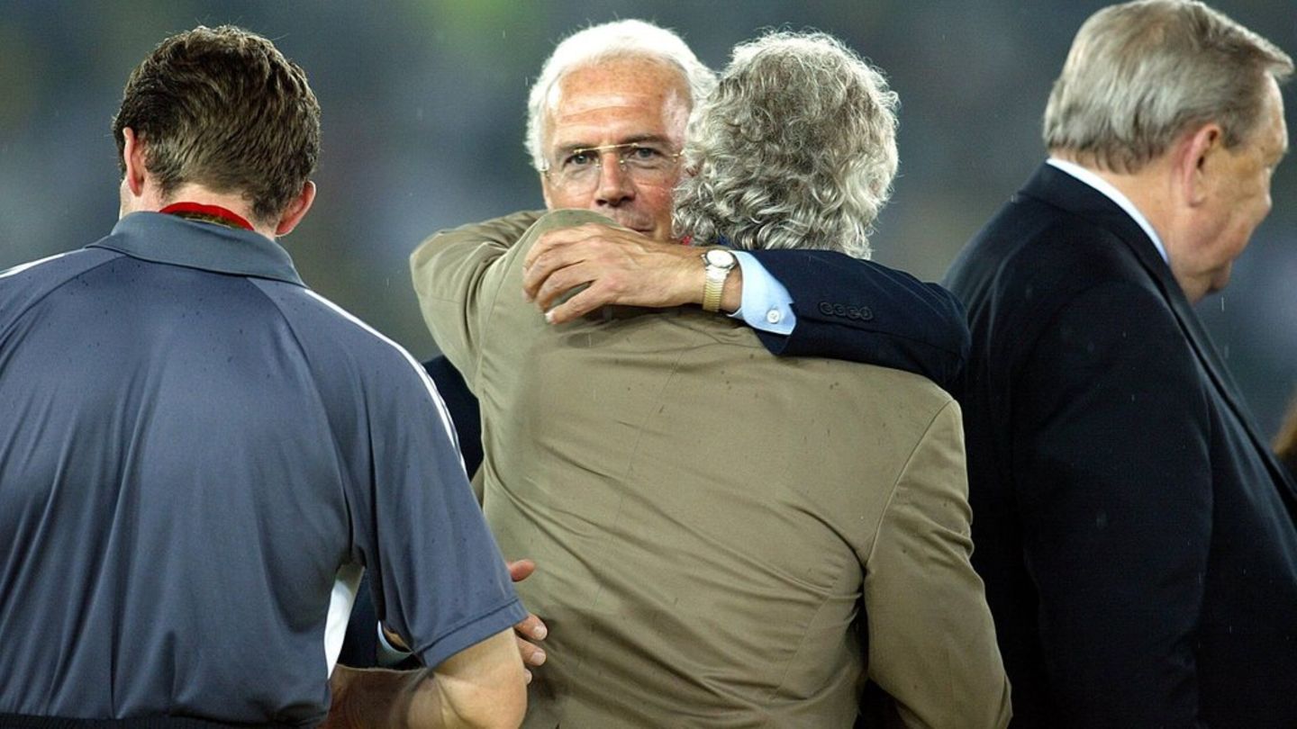 Franz Beckenbauer (h.) umarmt Rudi Völler im Jahr 2002.