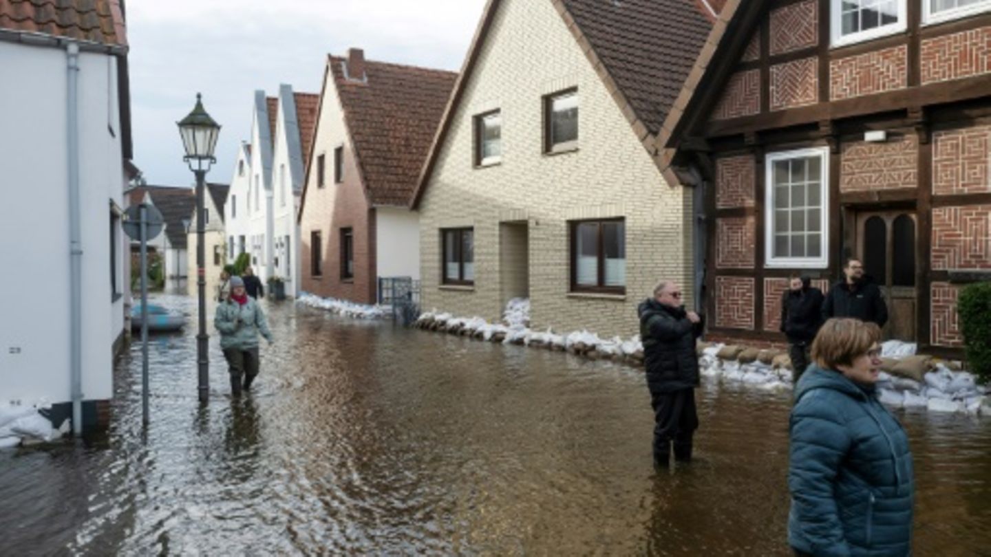 Überschwemmte Straße in Verden an der Aller am Sonntag