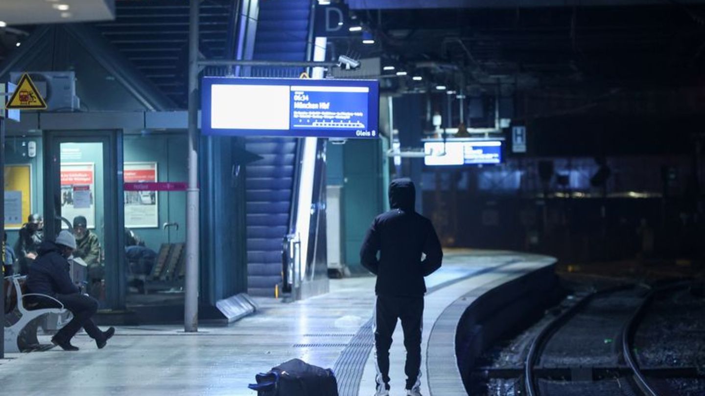 Nahezu leere Gleise am Hamburger Hauptbahnhof. Foto: Bodo Marks/dpa