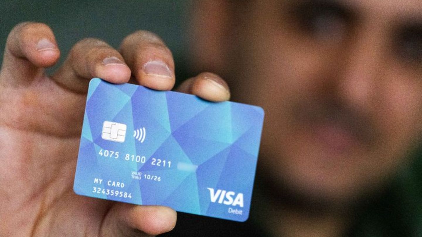 Ein Geflüchteter hält eine Debitcard in der Hand. Foto: Philipp von Ditfurth/dpa/Symbolbild