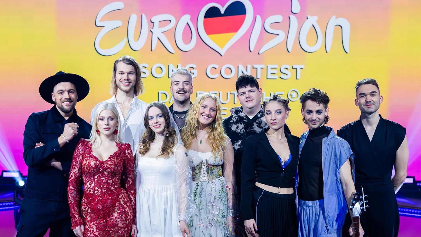 Marie Reim (vorne, l-r), Leona, Bodine Monet, Mona und Paul von Galant, Ryk, Max Mutzke (hinten, l-r), NinetyNine, Floryan und Isaak, stehen bei der Probe zum «Eurovision Song Contest - Das deutsche Finale 2024» für ein Gruppenfoto auf der Bühne