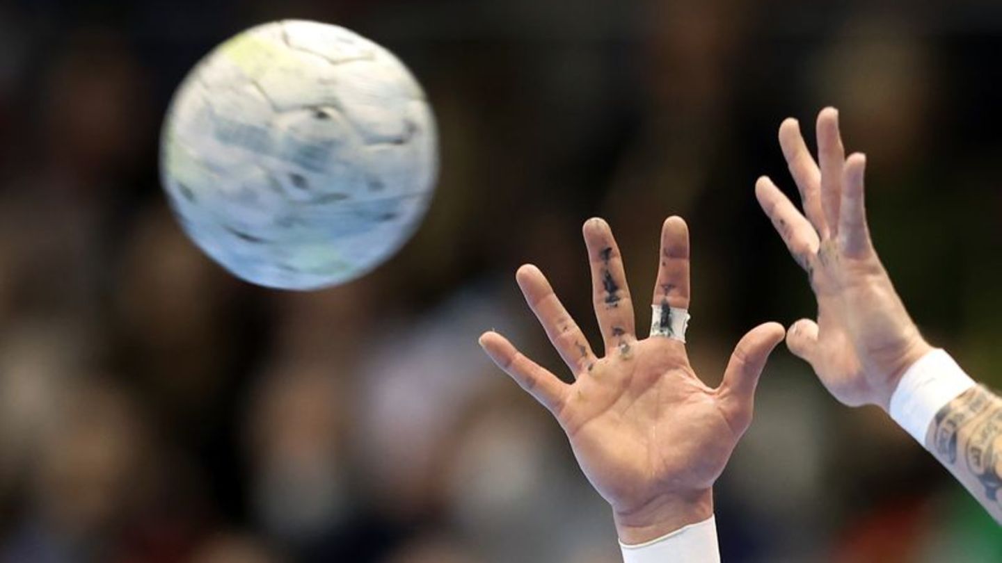 Ein Handball wird gefangen. Foto: Ronny Hartmann/dpa/Symbolbild