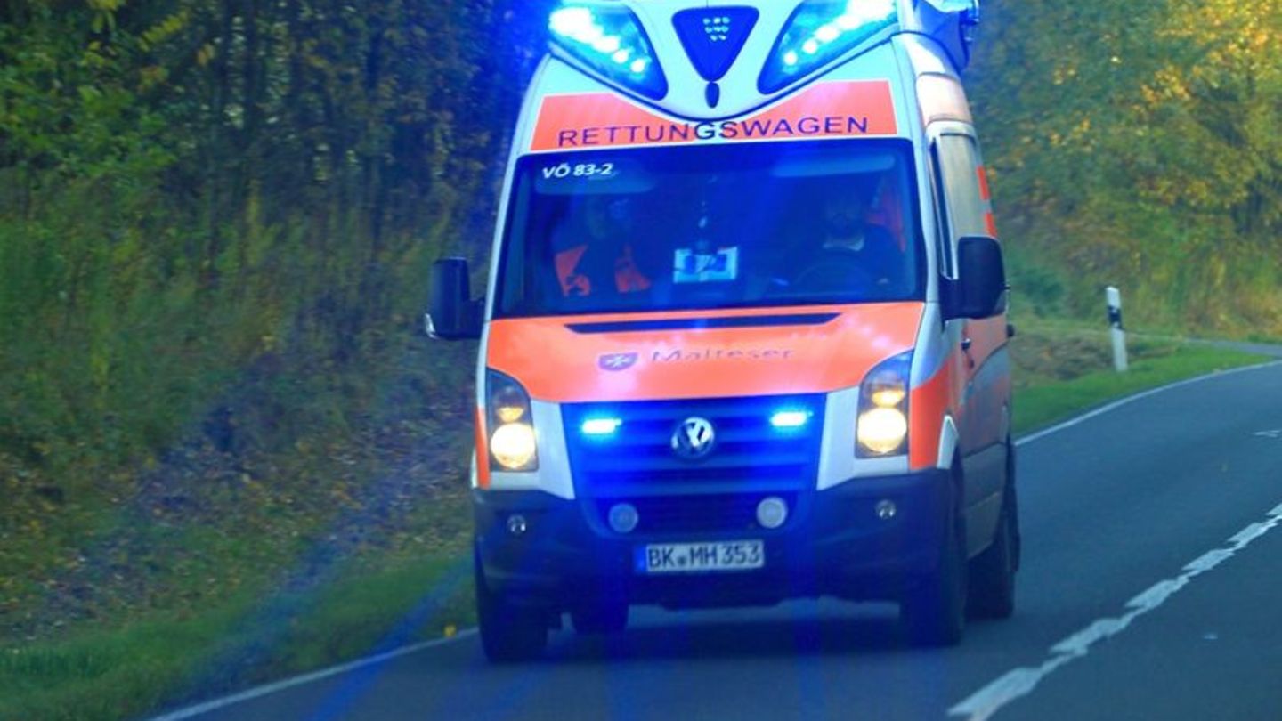 Ein Rettungswagen vom Malteser Hilfsdienst ist auf einer Landstraße im Einsatz. Foto: Jens Wolf/dpa